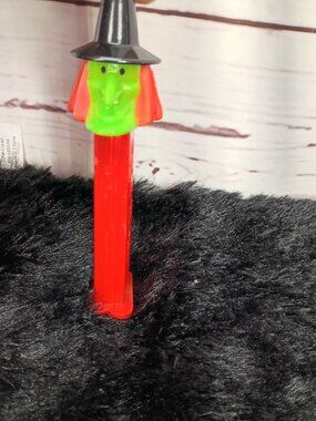 Vintage PEZ 1971 Halloween‎ Witch Dispenser With Green Face & Black Hat